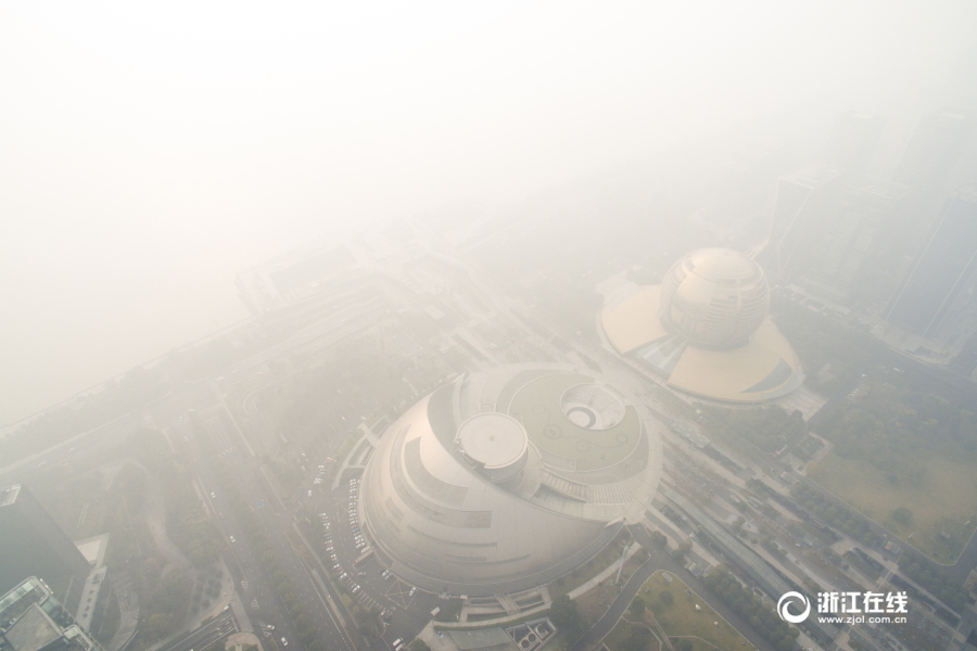 雾霾来袭 杭州城区白茫茫一片 ( 5 / 6 ) 2017年01月03日 13:36:38