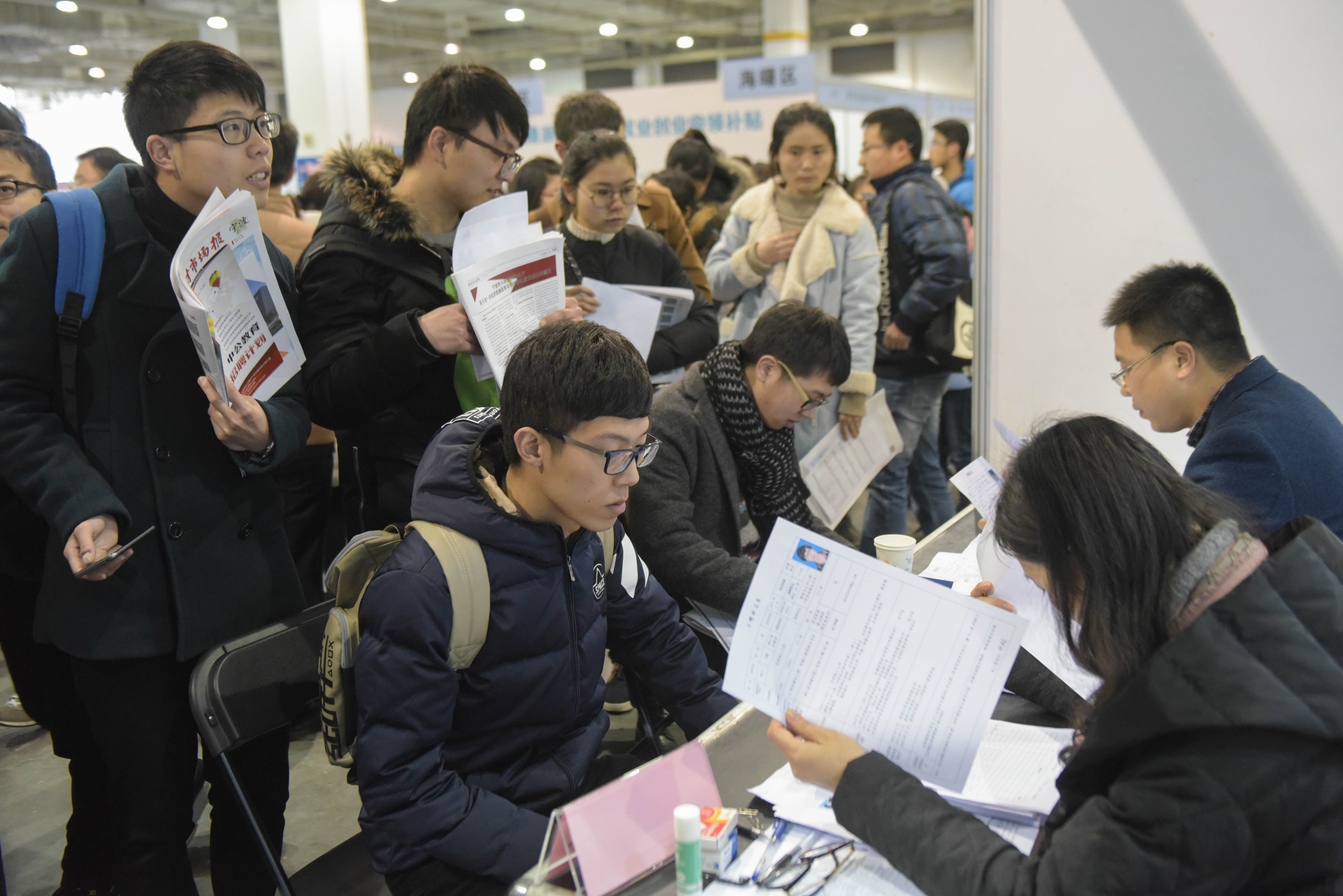 宁波:毕业生招聘会 现场火爆 ( 4 / 6 ) 2017年02月10日 16:21:38