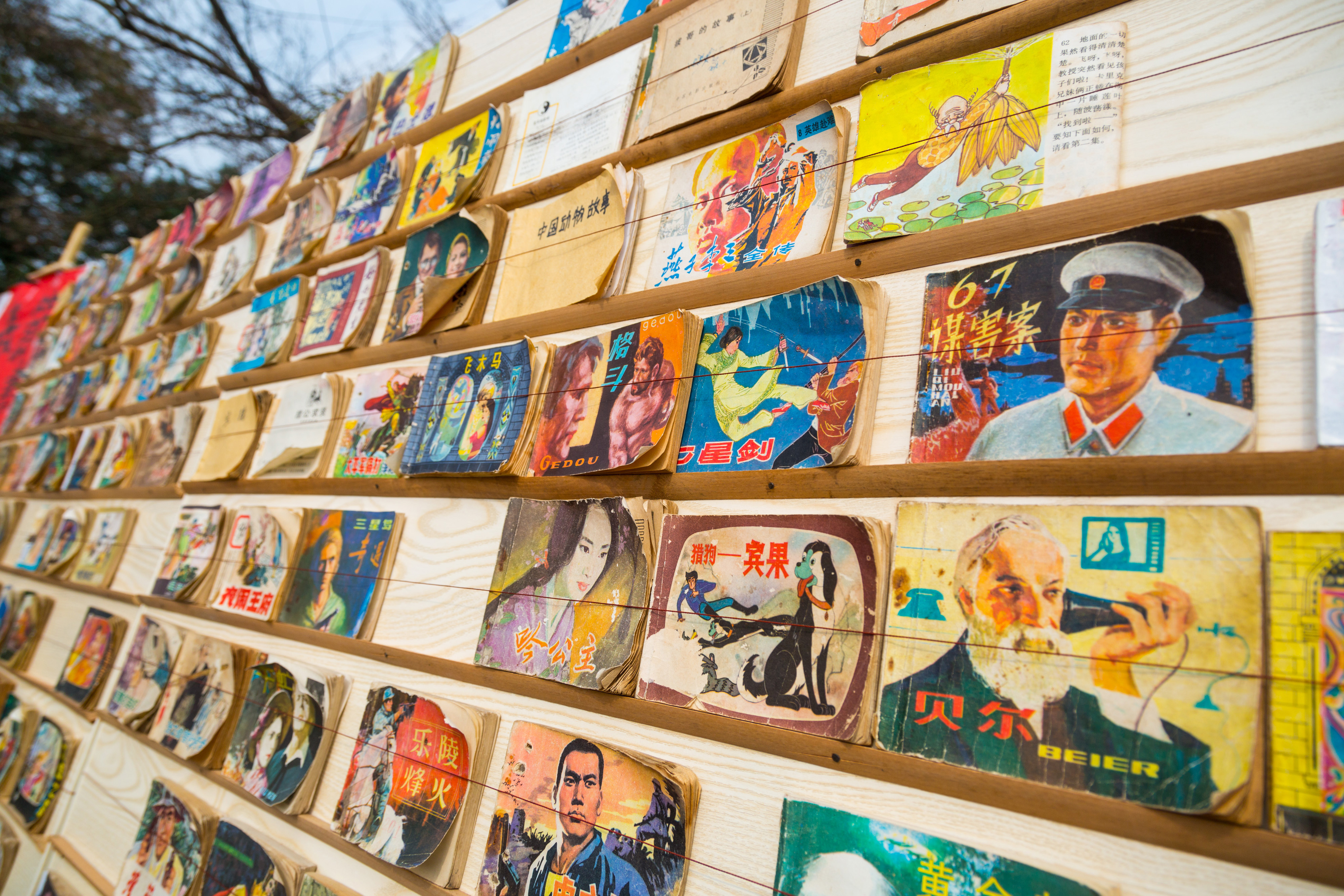 看的是情怀!杭州街头小人书遇热 ( 1 / 4 ) 2017年02月10日 16:21:40