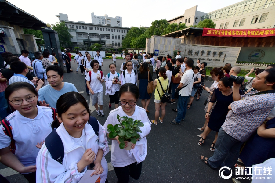 杭州學軍中學考點,學生自信滿滿地離開考場.