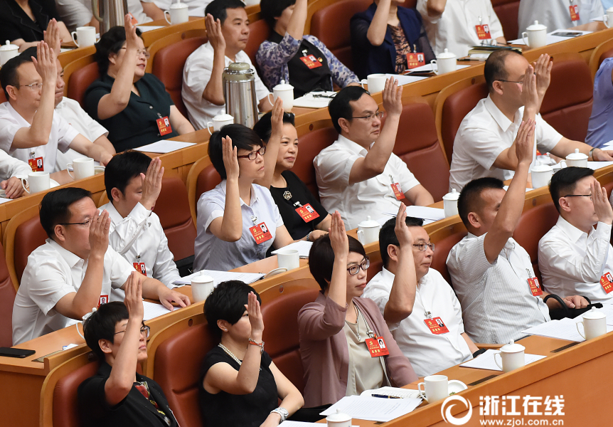 党代会影像速递丨党代表举手表决 通过报告和决议