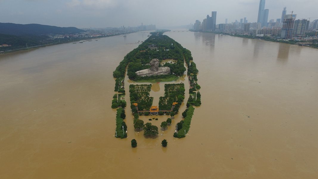 7月2日,湘江中心的橘子洲景区道路被淹,景区关闭,橘子洲上人员撤离