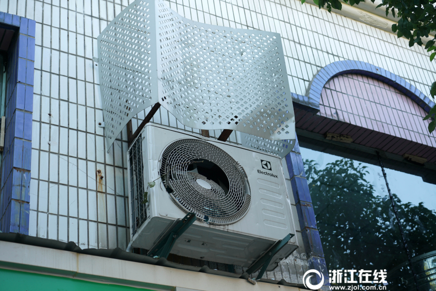 马路对面商户的空调外机被爆炸产生的冲击波震破.