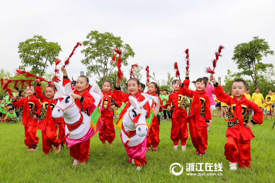 长兴:开学第一课 先学马灯舞