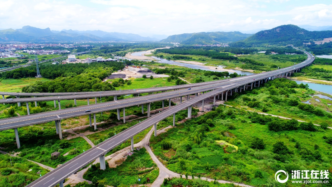 鸟瞰高速仙居枢纽四通八达川流不息