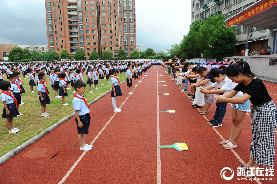 9月7日,东阳市江北小学教育集团月亮湾校区,老师向学生