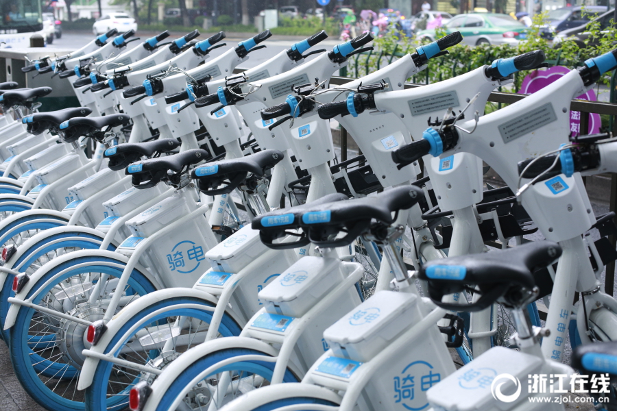 共享电动车杭州凑热闹 乱停将扣押金近百元