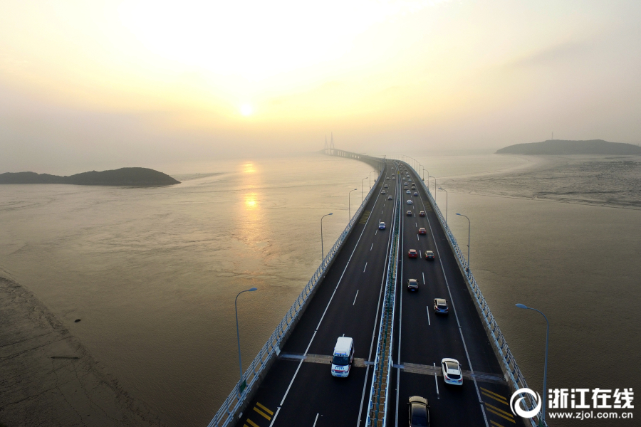 舟山跨海大桥车流平衡 畅通无阻