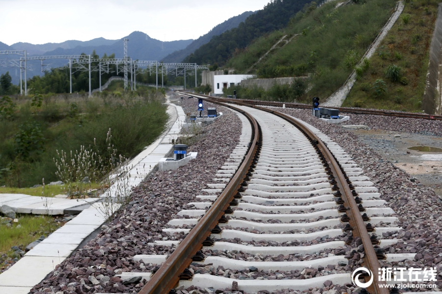 刘志科 叶发门 摄)连日来,衢州开化县华埠镇九景衢铁路开化火车站的