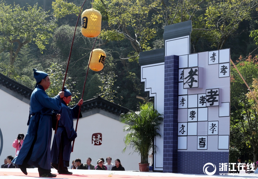 林云龙 摄)10月25日,杭州富阳区渌渚镇居民举办"孝子祭"活动,纪念南宋