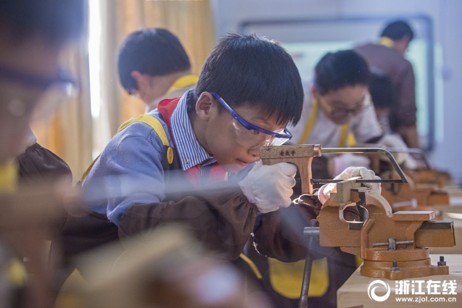 杭州一小学开木工课 小学生不打王者荣耀改玩木头 ( 4 / 8 ) 2017年11