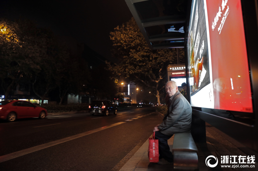 陪完老伴后,谢老在公交车站等公交回家.
