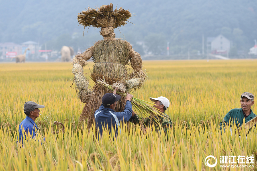 创意稻草人亮相杭州富阳_手机浙江网