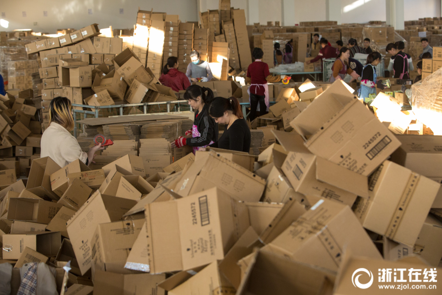 "双十一"备货忙 打包员一天打包超千个