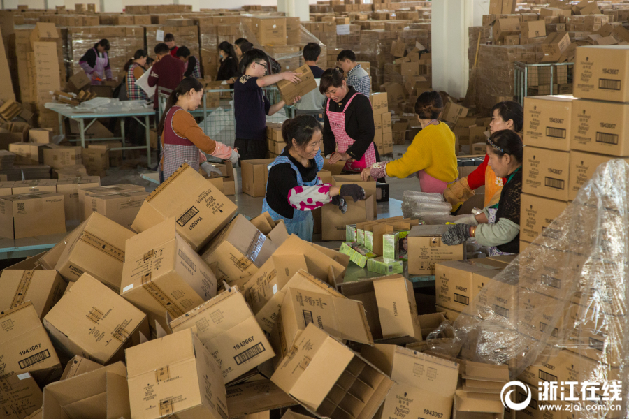 "双十一"备货忙 打包员一天打包超千个