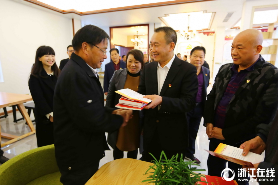 12月1日,瑞安市委组织部部长邵德鹏在大型讲台给村里党员上专题党课