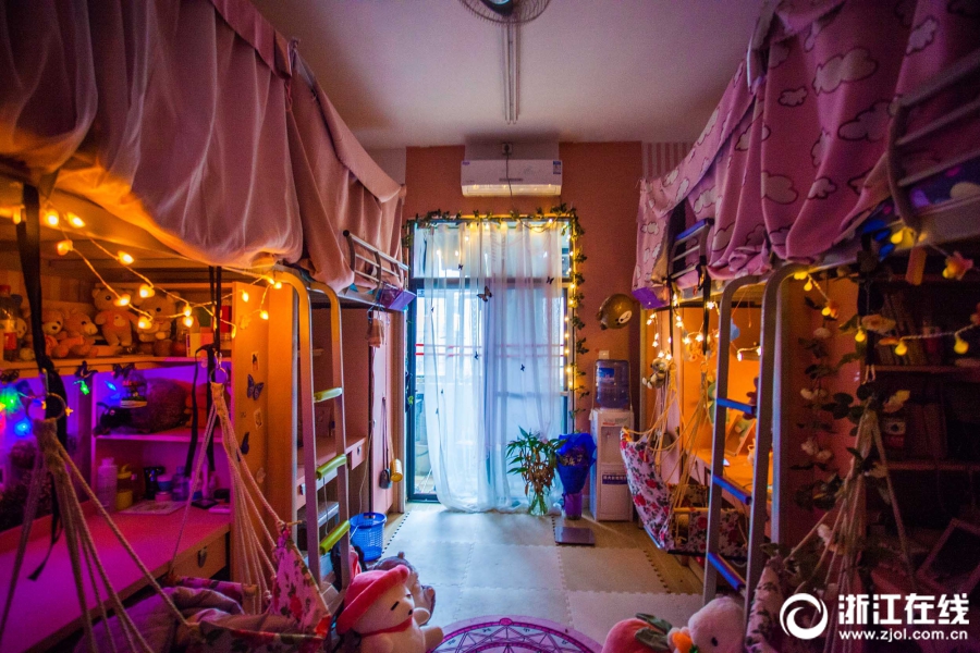 成都一高校四姐妹花300元打造童话公主风寝室