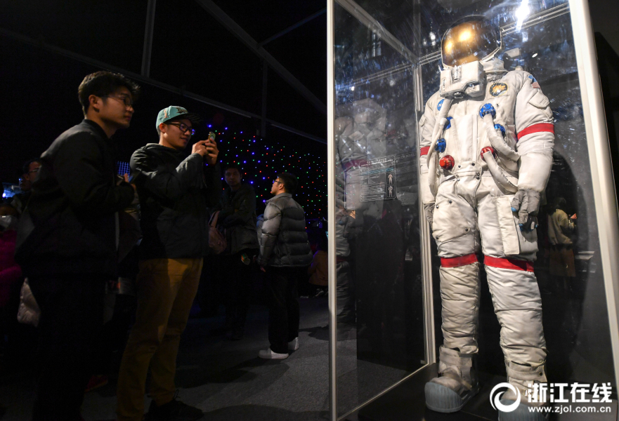 NASA星球科普展登陆杭州 阿波罗月球宇航服亮相-影像中心-浙江在线