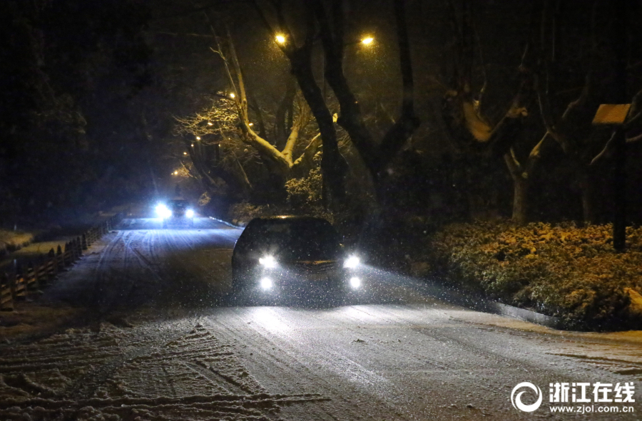 讯(浙江在线记者 吴新燕 摄)1月26日凌晨,杭州大雪,风雪中归家的人们