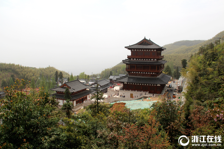 杭州径山寺祈福游客络绎不绝