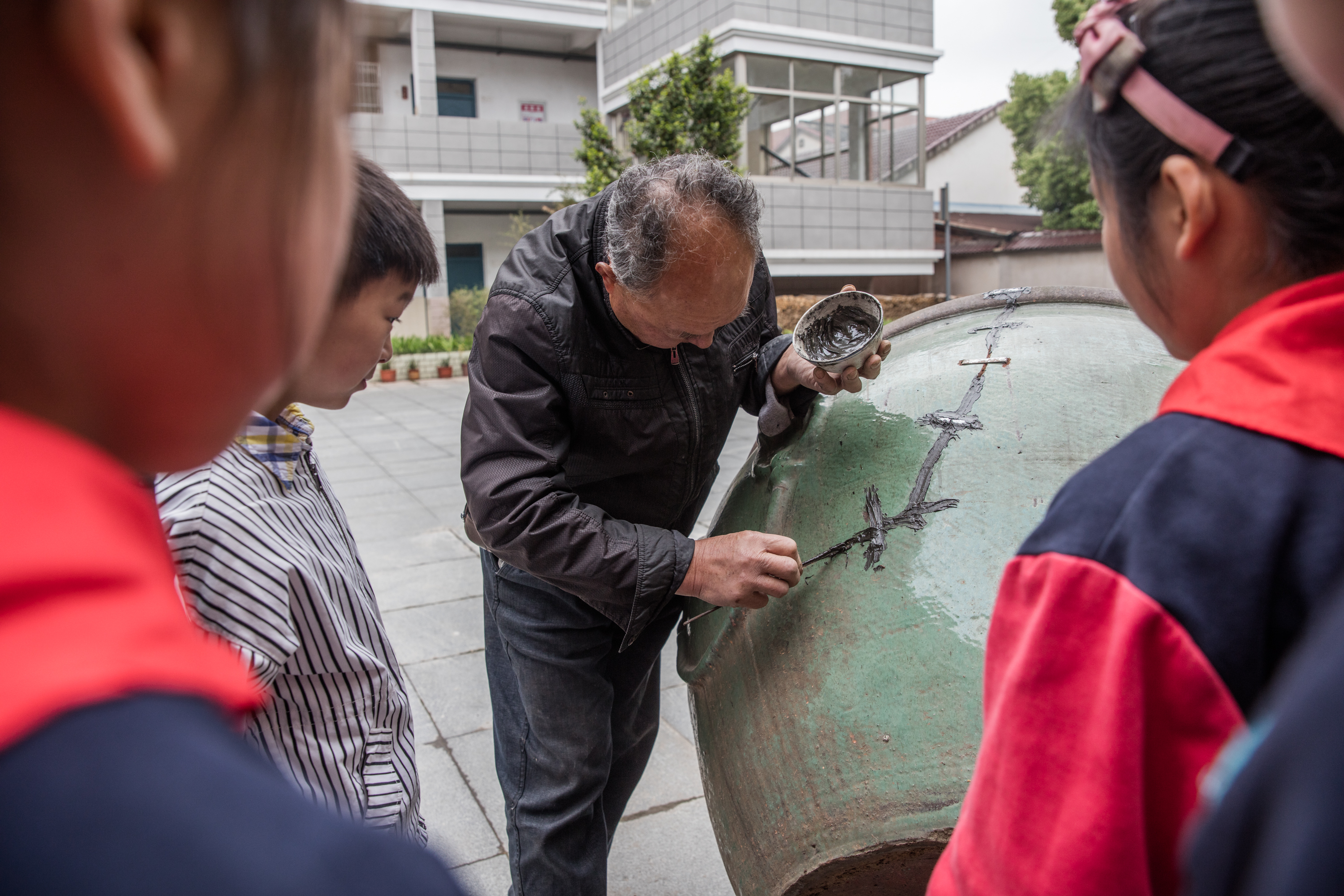 长兴学生感受濒临失传补缸技艺