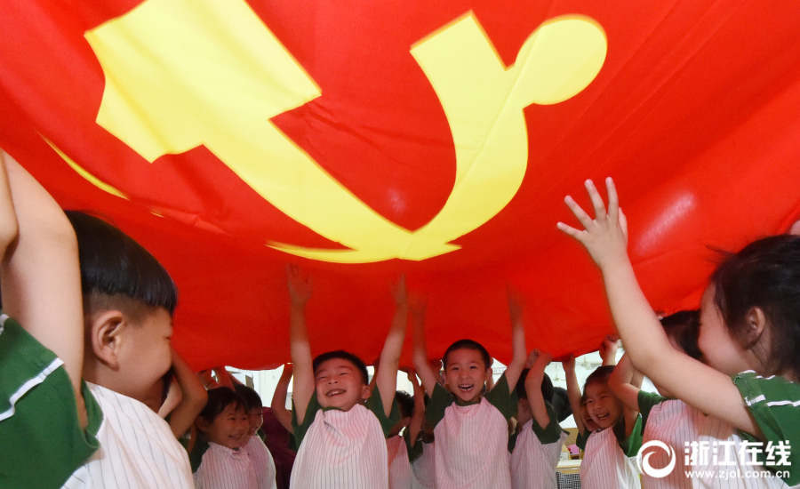 路桥:画党旗 学党史