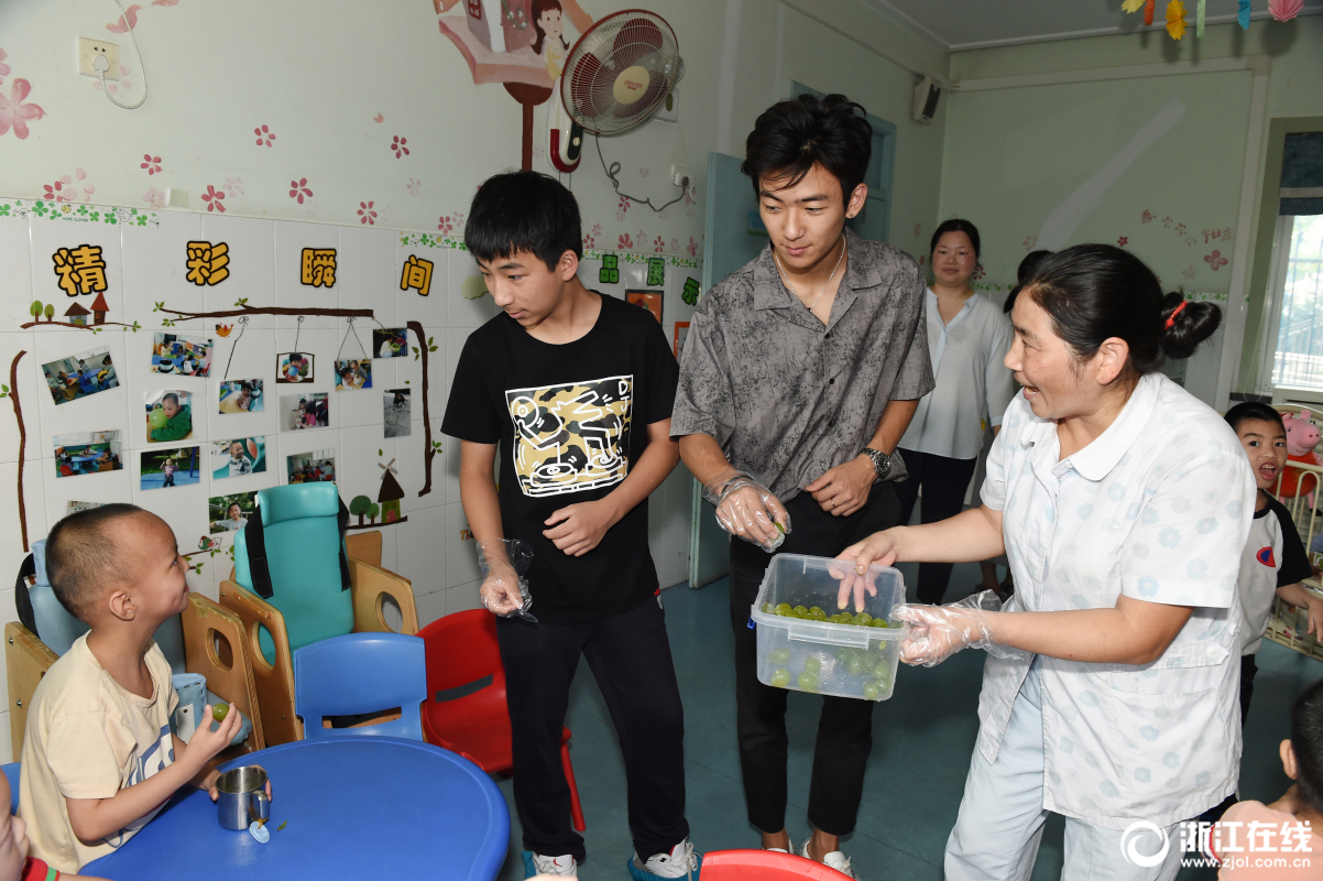 浙江在线8月15日讯(浙江在线记者 胡元勇 摄)8月15日,杭州学生施冠宇