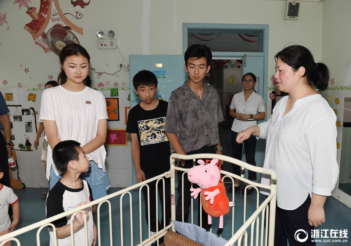 摄)8月15日,杭州学生施冠宇,施冠源和张圣伊来到杭州市儿童福利院看望