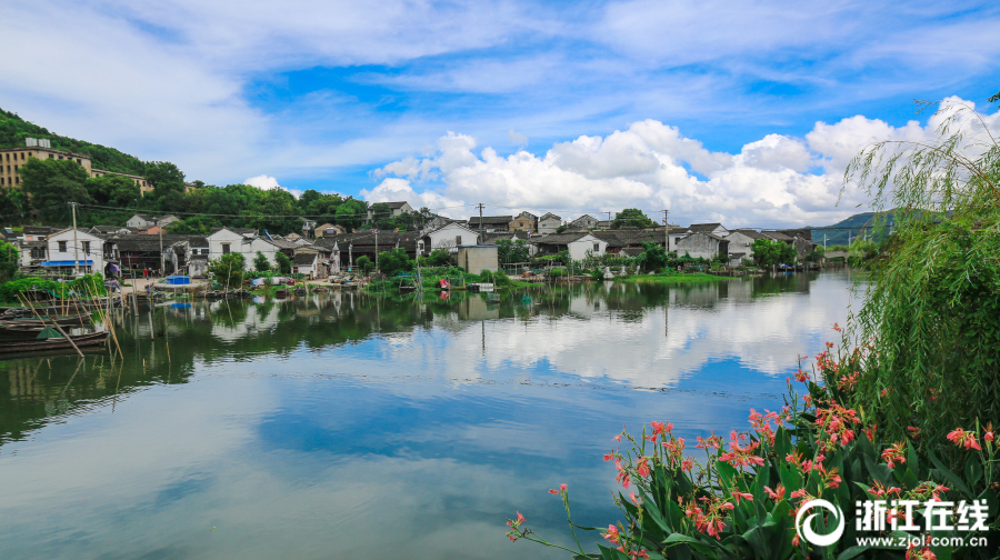 2018年8月26日,浙江省宁波市东钱湖山青水秀,景色迷人.