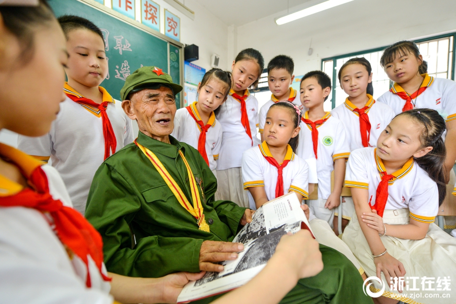 长兴:开学第一课 老兵讲故事 ( 2 / 4 ) 2018年09月02日 00:00:00