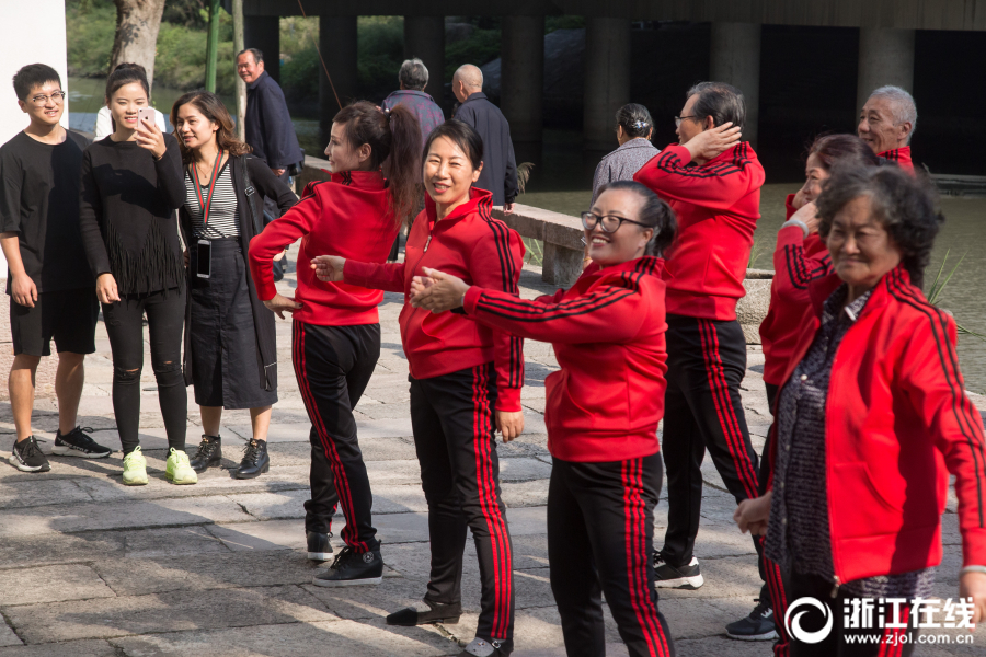 杭州奔九老太广场舞跳抖音神曲喊话年轻人斗舞2018年10月16日085731